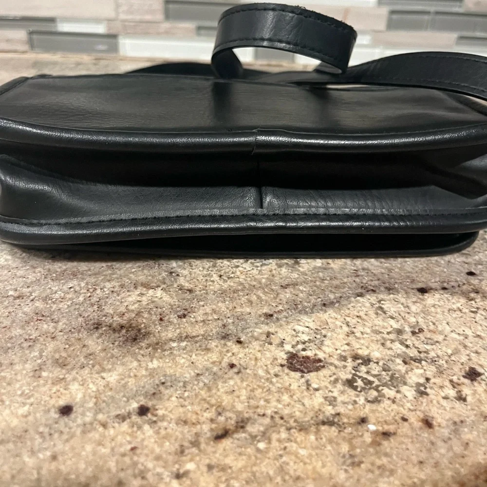 Vintage Classic Coach Black Leather Crossbody Bag with Turn-Lock Closure Clean